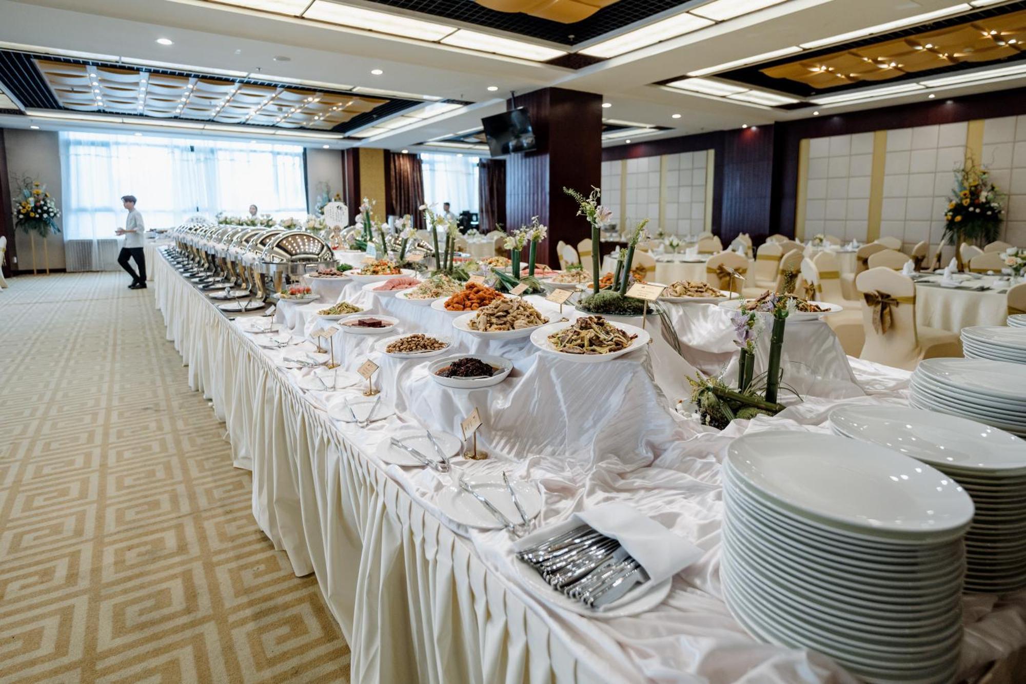 Beijing Palace Soluxe Hotel Astana Exterior foto A buffet at a wedding reception